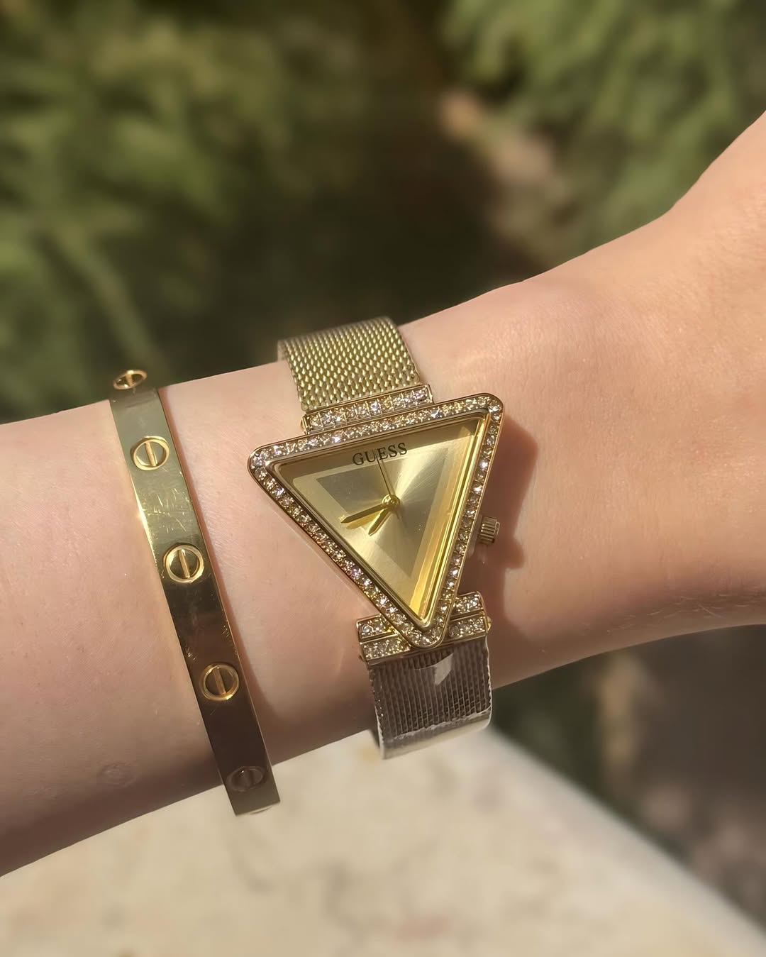 GUESS Ladies Triangle doré
